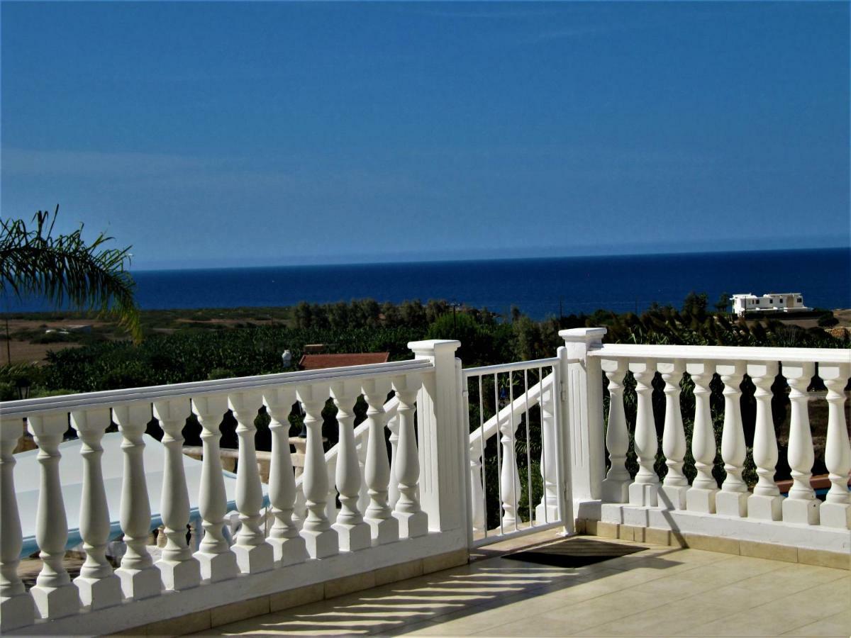 Villa Dioni コーラル・ベイ エクステリア 写真